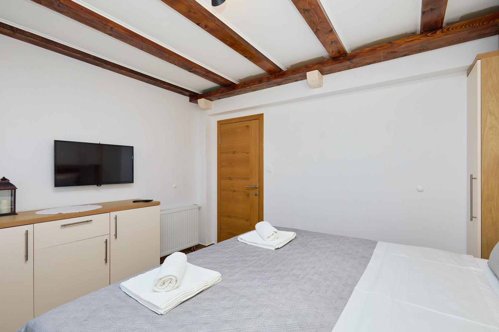 Bay Hill Apartment *