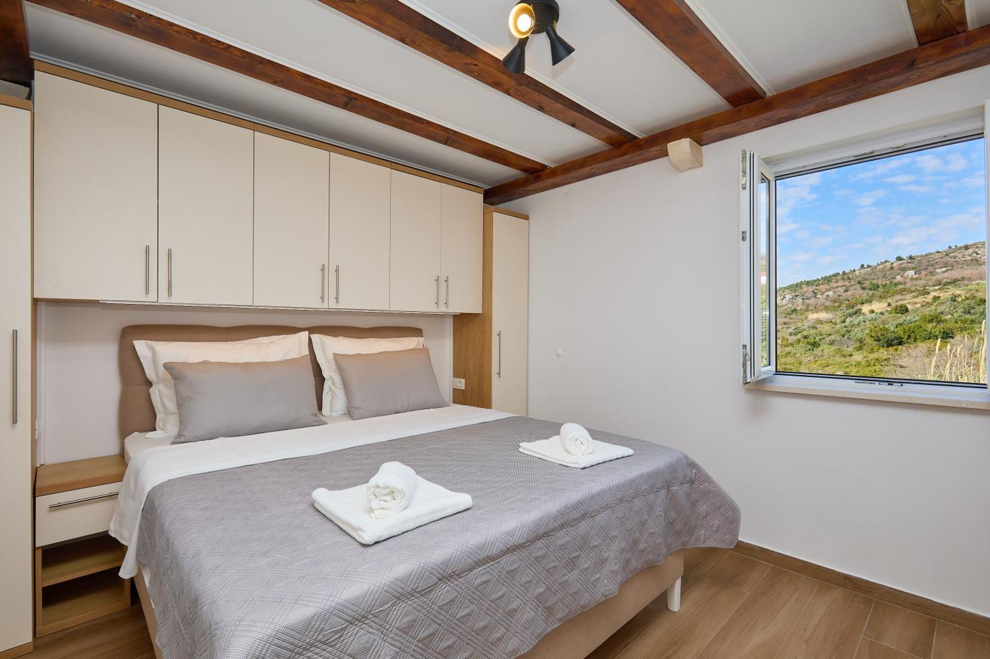 Bay Hill Apartment