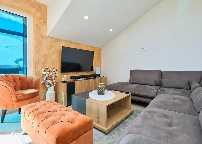 Bay Hill Apartment